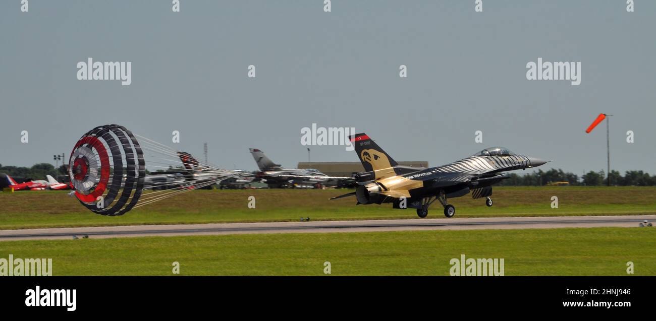 Un solo Turk F-16 dell'Aeronautica Turca al Waddington Air Show, Regno Unito, luglio 2013 Foto Stock