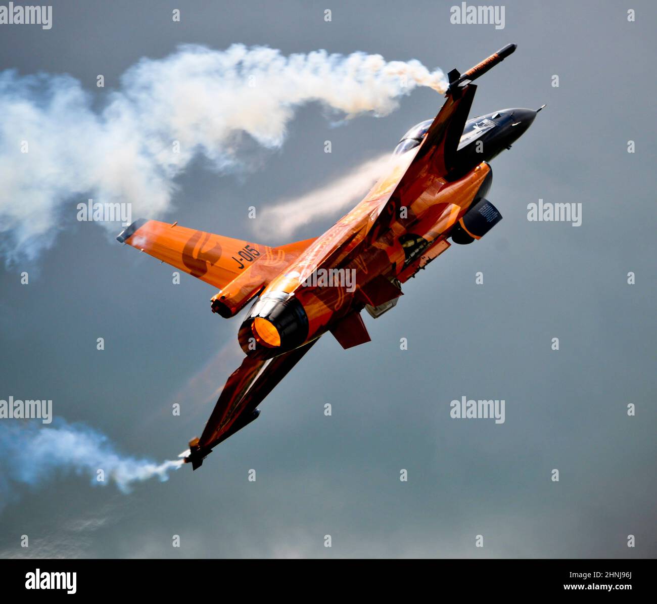 Un olandese F16 J-015 ha messo contro un cielo grigio al Waddington Air Show, Regno Unito Foto Stock