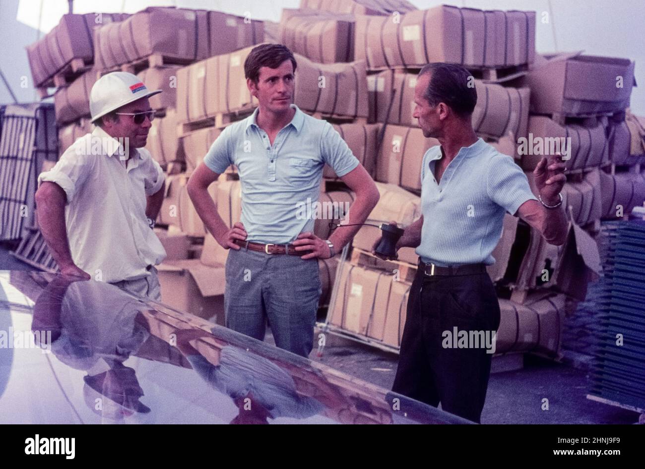 L'Olympiapark München, sede dei Giochi Olimpici del 1972, in costruzione. Tre uomini discutono del progresso del lavoro. Monaco di Baviera, Germania, 1971 Foto Stock