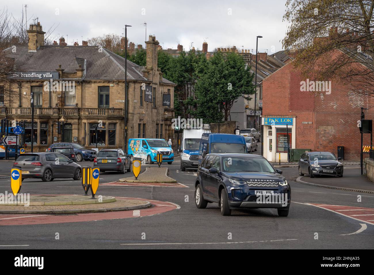 Haddricks Mill Roundabout, South Gosforth, Newcastle upon Tyne, Regno Unito. Una macchia nera di incidente. Foto Stock