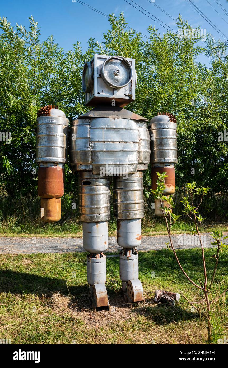 Scultura "Rocket Man" realizzata con rottami metallici, acciaio, barili di birra ecc. presso le Lambhill Stables, Glasgow Stables Foto Stock