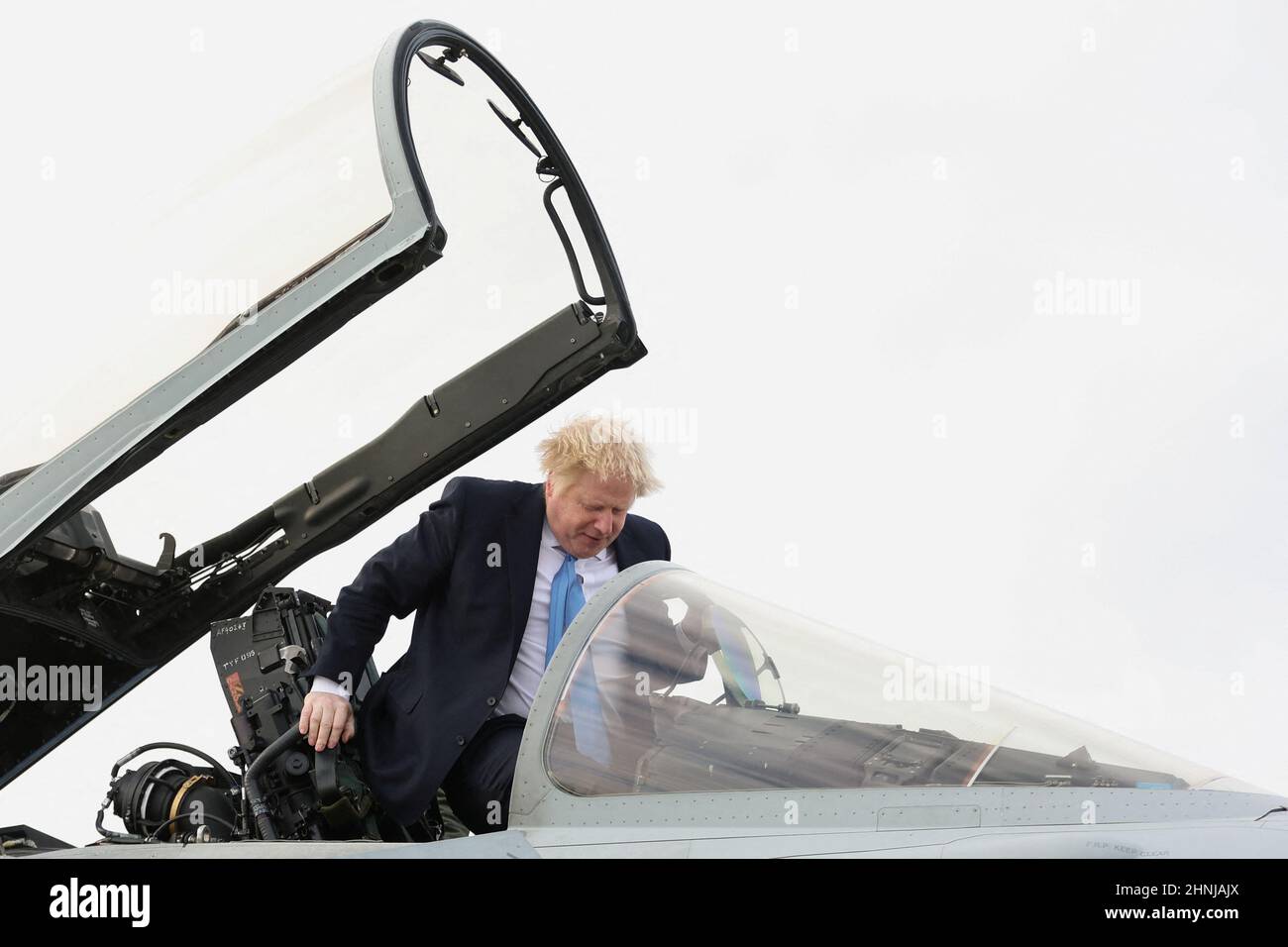 Il primo Ministro Boris Johnson sale in aereo militare durante la sua visita alla Royal Air Force Station di Waddington nel Lincolnshire dove ha incontrato personale militare. Data immagine: Giovedì 17 febbraio 2022. Foto Stock