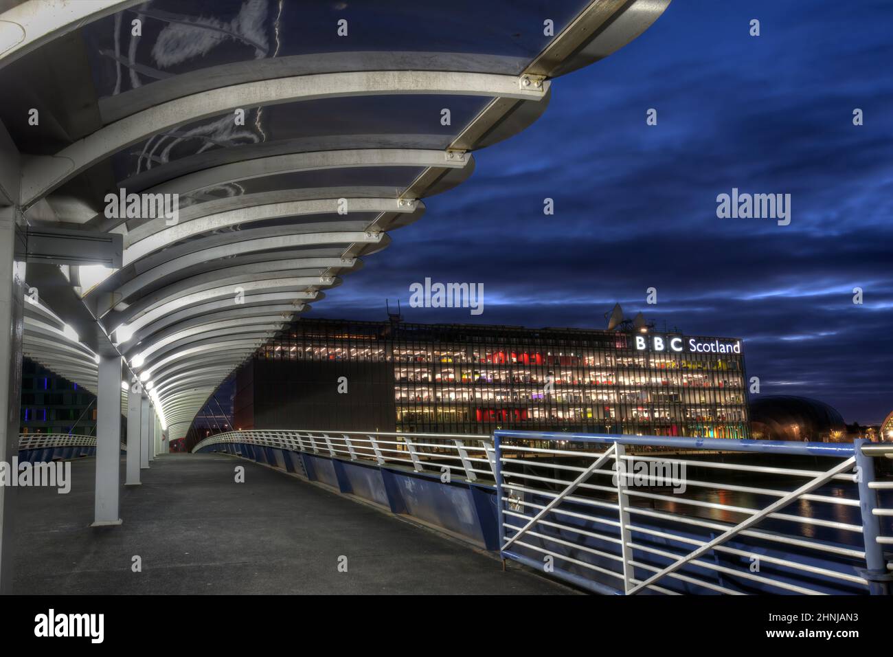 Bells Bridge che conduce alla sede centrale della BBC Scotland sul fiume Clyde, Glasgow, Foto Stock