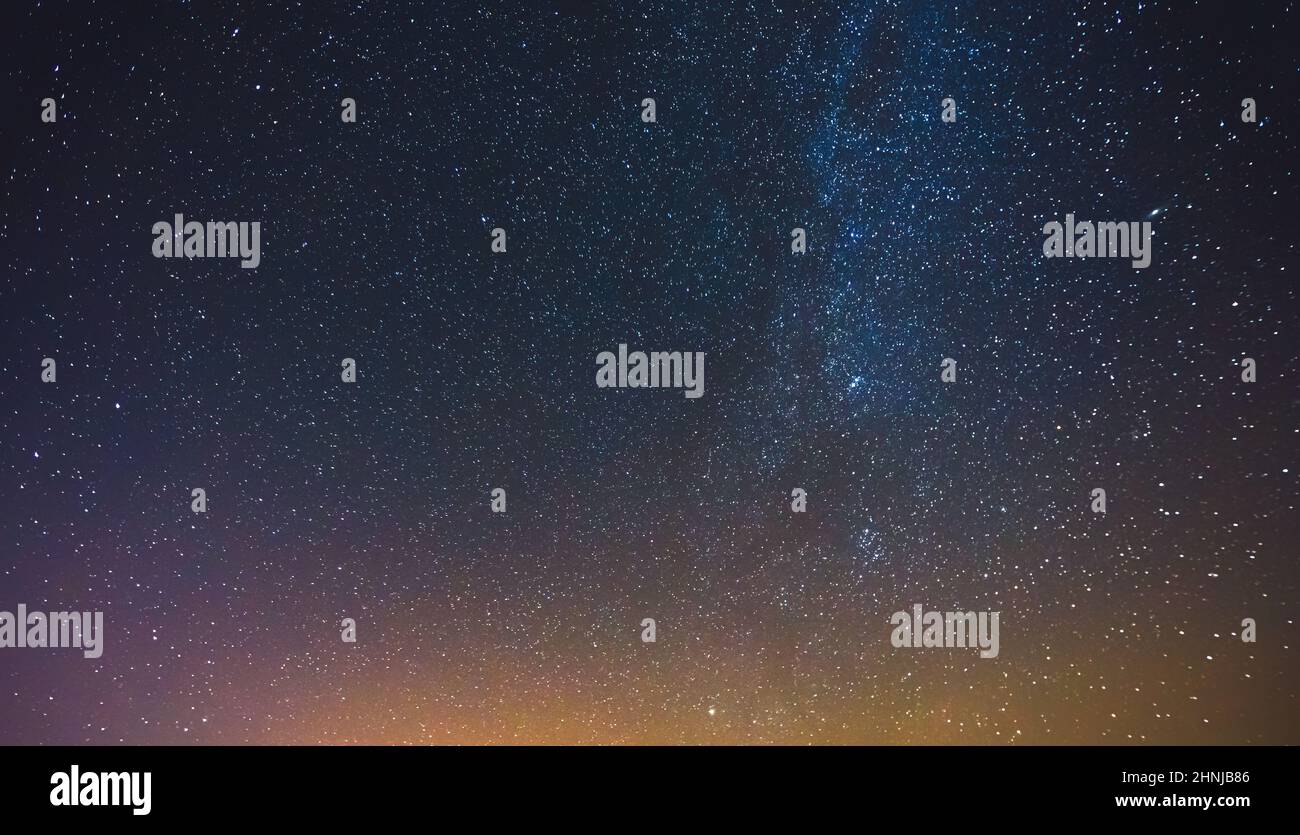 L'estetica del cielo notturno, lo sfondo delle stelle del cielo notturno,  la splendida vista notturna su una strada, la galassia via lattiginosa Foto  stock - Alamy
