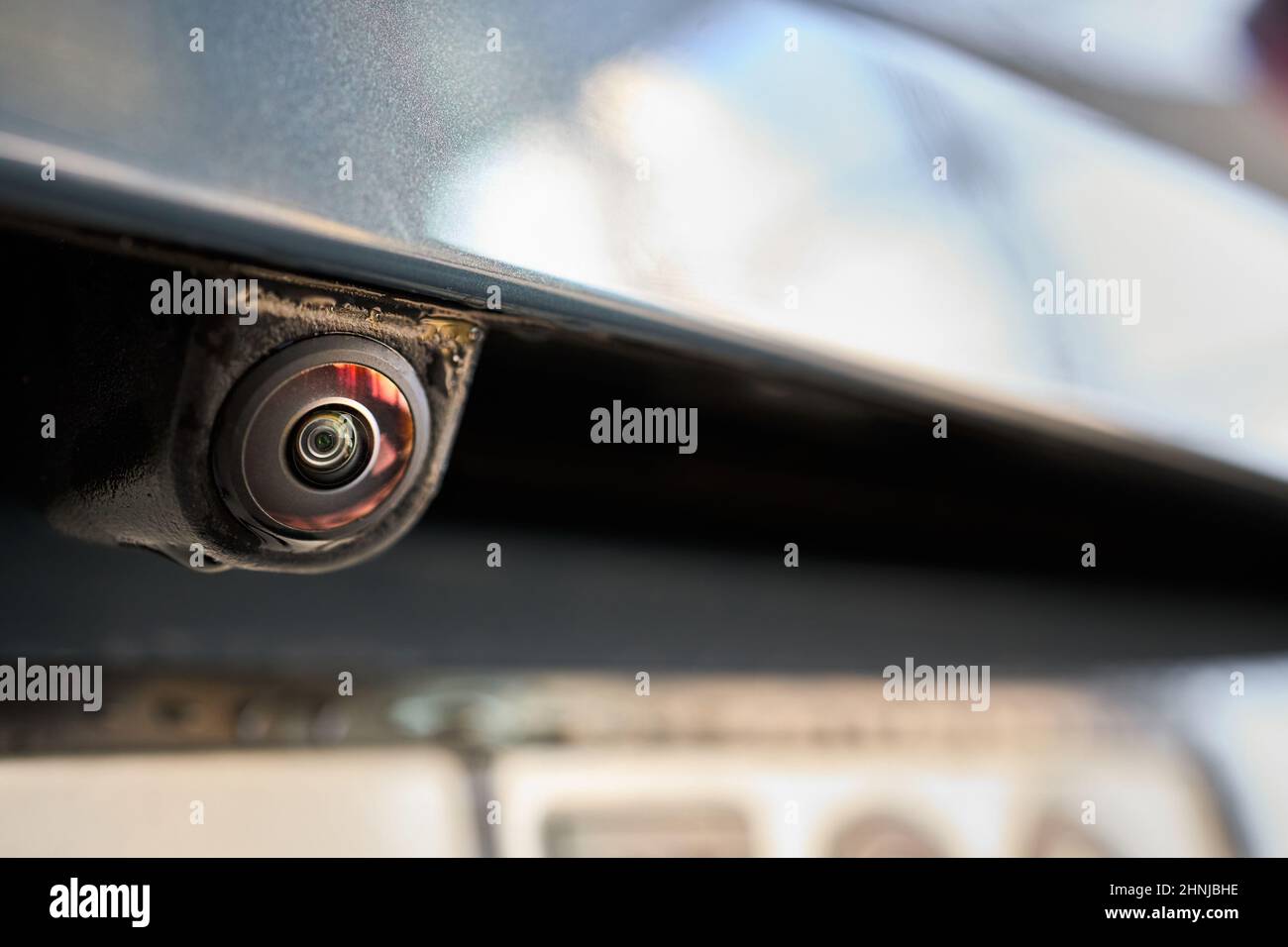 Telecamera posteriore auto sensore di parcheggio accessorio retromarcia veicolo nuovo spycam con gocce d'acqua. Telecamera posteriore per auto di lusso da vicino per il parcheggio Foto Stock