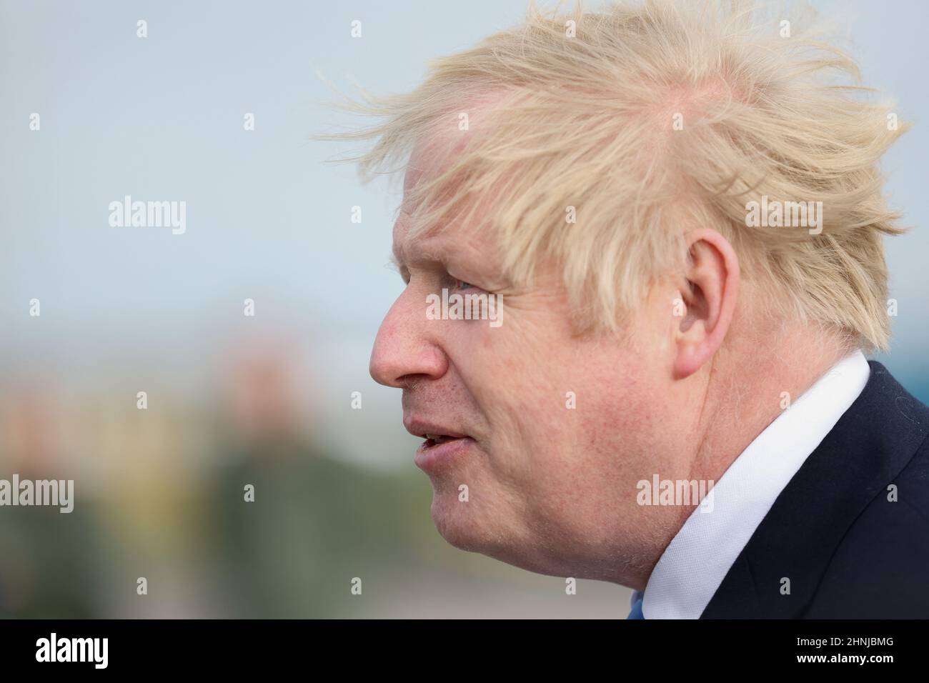 Il primo Ministro Boris Johnson durante la sua visita alla Royal Air Force Station di Waddington nel Lincolnshire dove ha incontrato personale militare. Data immagine: Giovedì 17 febbraio 2022. Foto Stock