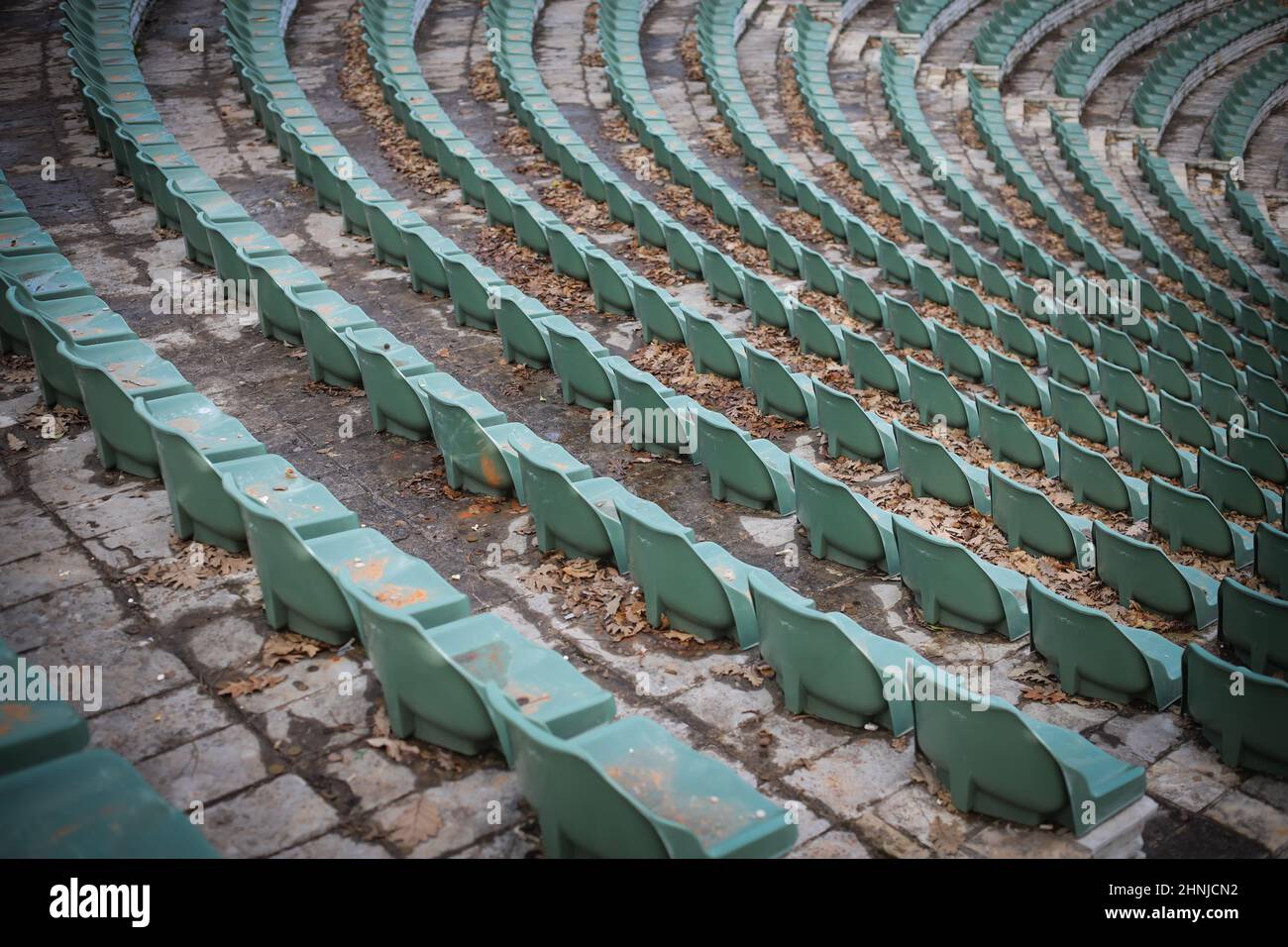 File di posti a sedere all'aperto in un teatro Foto Stock