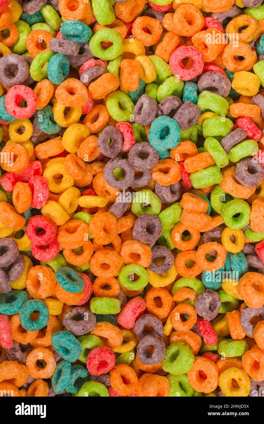 Dolci fiocchi multicolore, anelli di cereali come sfondo. Foto Stock