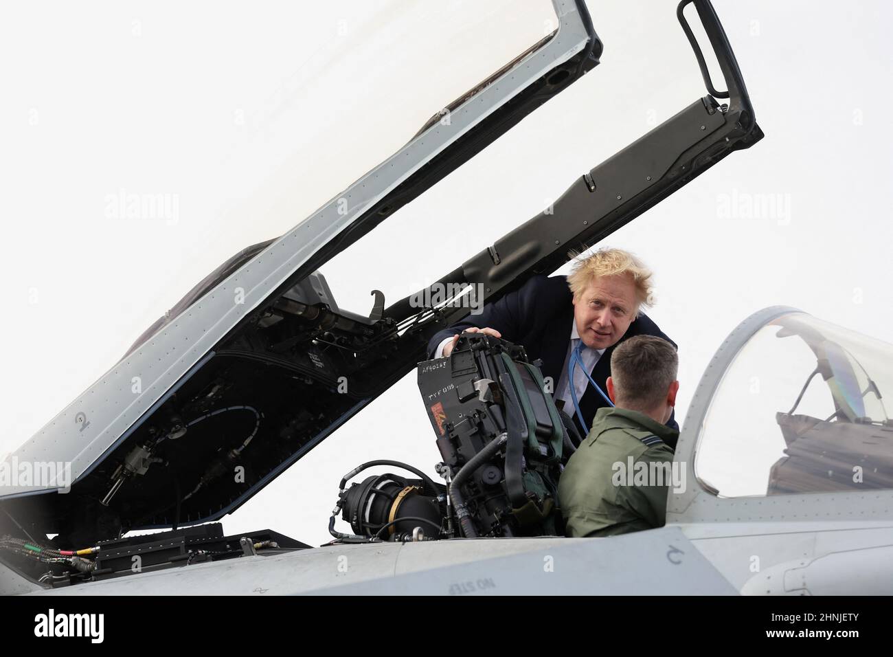 Il primo Ministro Boris Johnson sale in un aereo militare durante la sua visita alla Royal Air Force Station di Waddington nel Lincolnshire dove ha incontrato personale militare. Data immagine: Giovedì 17 febbraio 2022. Foto Stock