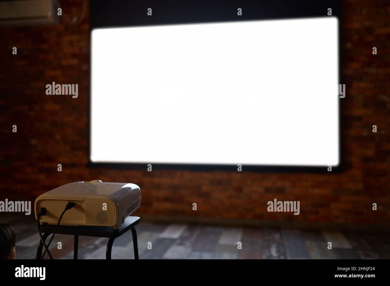 Proiettore TV vuoto che mostra film al pubblico Foto Stock
