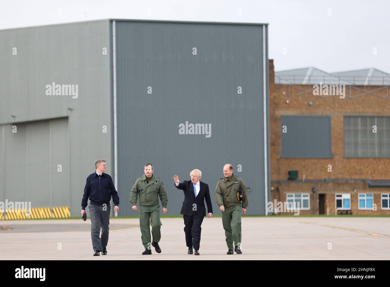 Il primo Ministro Boris Johnson durante la sua visita alla Royal Air Force Station di Waddington nel Lincolnshire dove ha incontrato personale militare. Data immagine: Giovedì 17 febbraio 2022. Foto Stock
