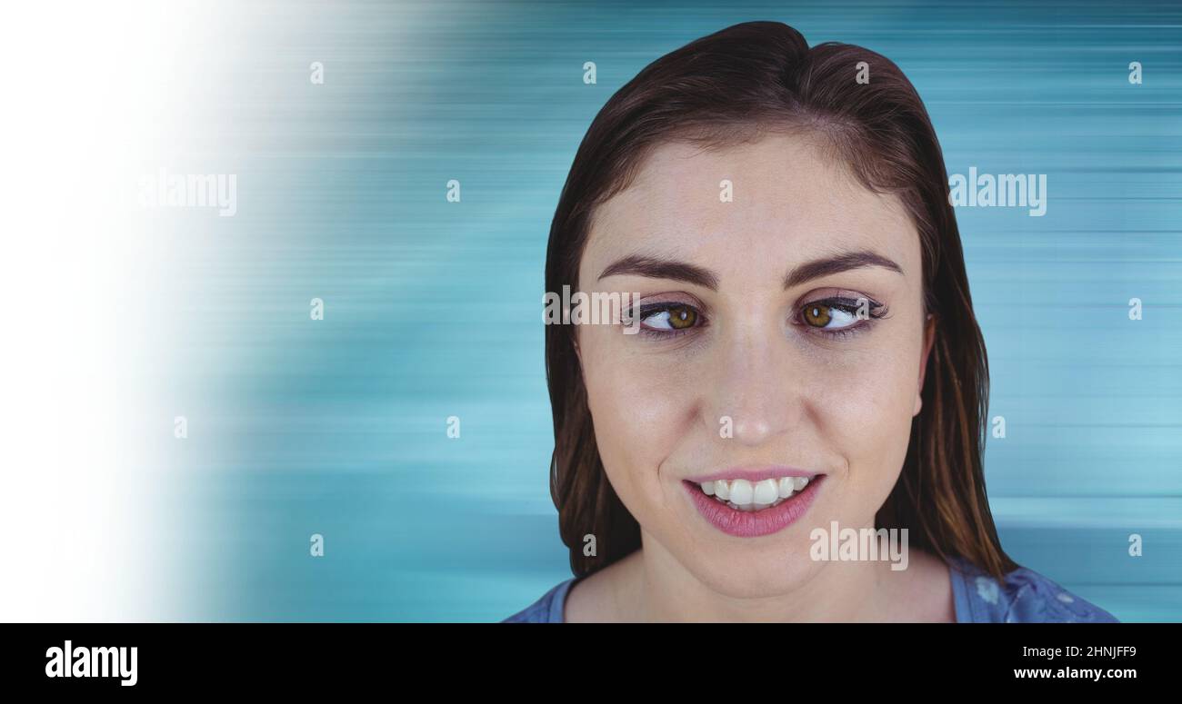 Occhi incrociati giovane donna caucasica su sfondo blu sfocato, spazio copia Foto Stock