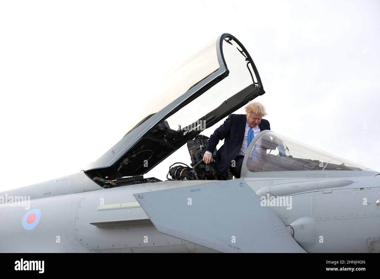 Il primo Ministro Boris Johnson sale in un aereo militare durante la sua visita alla Royal Air Force Station di Waddington nel Lincolnshire dove ha incontrato personale militare. Data immagine: Giovedì 17 febbraio 2022. Foto Stock