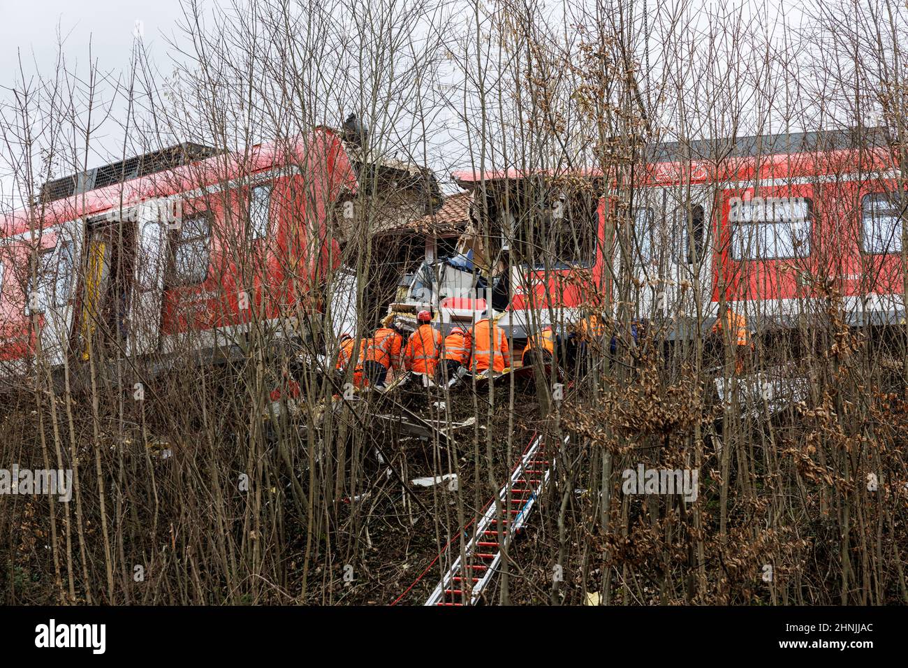 Baviera, Schäftlarn: 17 febbraio 2022, i lavoratori delle ferrovie lavorano sui treni ora separati nel sito di incidente vicino alla stazione di Ebenhausen-Schäftlarn durante le operazioni di recupero. La collisione di due treni pendolari a sud di Monaco ha ucciso un passeggero e ferito 18 persone il 14 febbraio. Foto: Matthias Balk/dpa Foto Stock