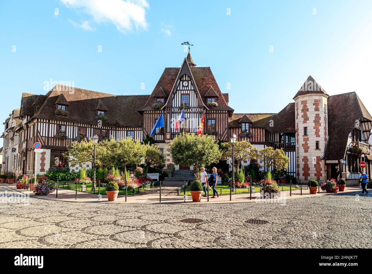 DEAUVILLE, FRANCIA - 1 SETTEMBRE 2019: Questo è un edificio stilizzato vecchio municipio della famosa località turistica sulla costa della Normandia. Foto Stock