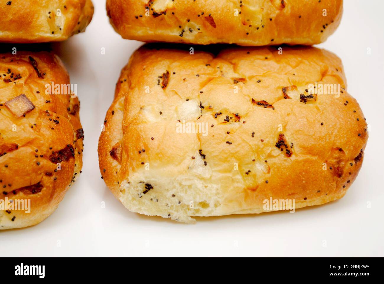 Rotoli di cipolla su un piatto bianco Foto Stock