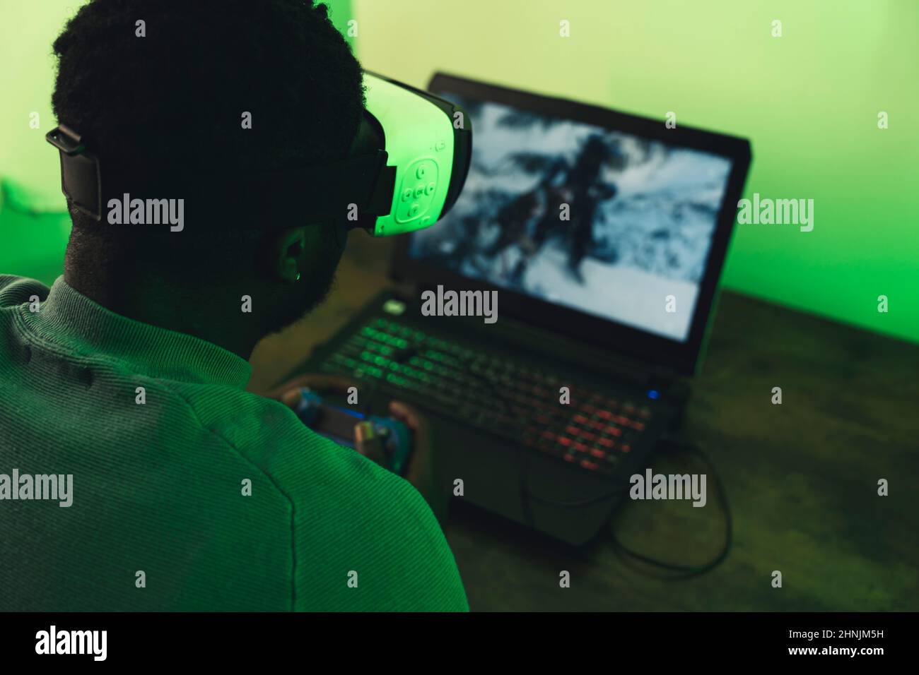 Black man che gioca con il visore VR Blur - primo piano. Foto di alta qualità Foto Stock