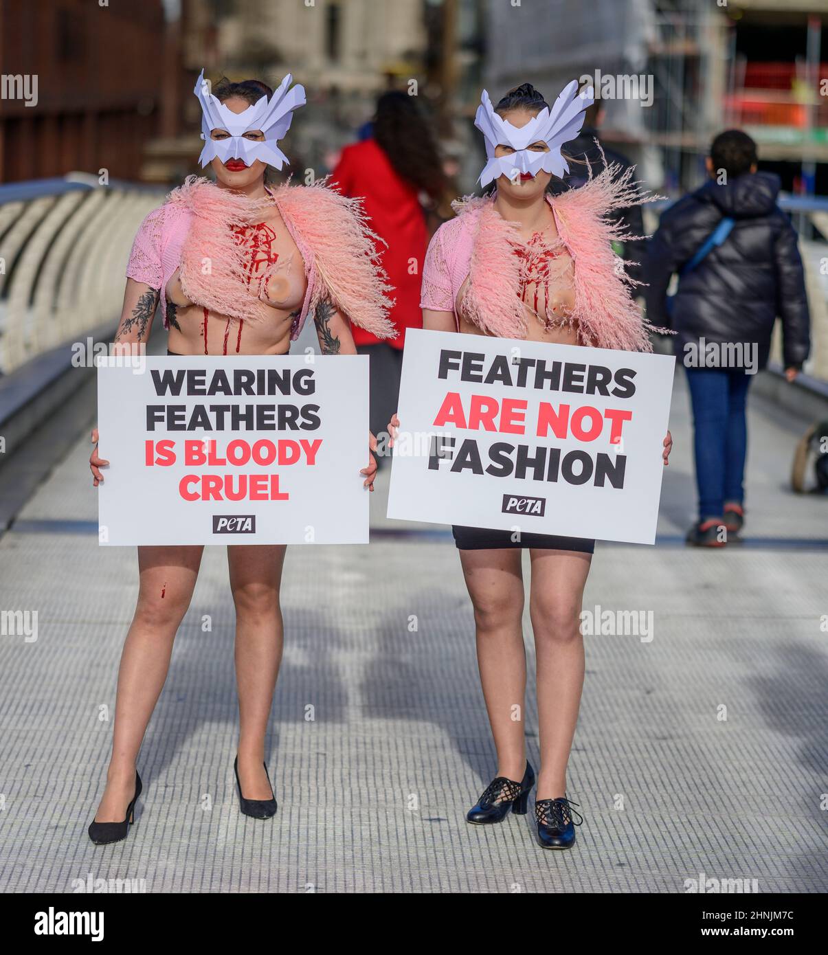 Millennium Bridge, Londra, Regno Unito. 17 febbraio 2022. Per protestare contro l'uso delle piume alla London Fashion Week, un gregge di sostenitori della PETA fa del Millennium Bridge la loro passerella giovedì 17th febbraio. Con le maschere per uccelli e le gazzine “sanguinose e cotte” esposte, evidenziano la piaga degli uccelli le cui piume sono strappate per abiti e accessori moda. “Il piumaggio appartiene agli uccelli delicati, e gli esseri umani non hanno il diritto di strapparlo da loro con la manciata”, afferma Elisa Allen, direttore del PETA. "PETA esorta tutti a fare una dichiarazione di moda nel modo più gentile, con tessuti vegani favolosi." Credito: Malcolm Park/A. Foto Stock