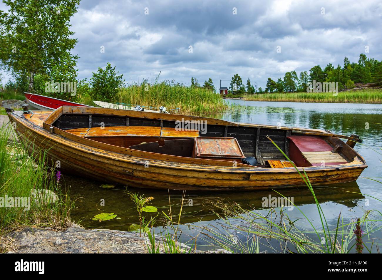 Piccola barca da pesca ai margini del lago, Sunnana Hamn al lago Vänern vicino Mellerud, Dalsland, Västra Götalands Län, Svezia. Foto Stock