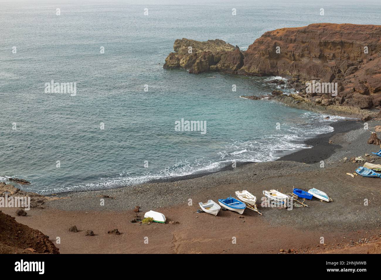 Barche sulla spiaggia di El Golfo a Lanzarote, Isole Canarie. Foto Stock