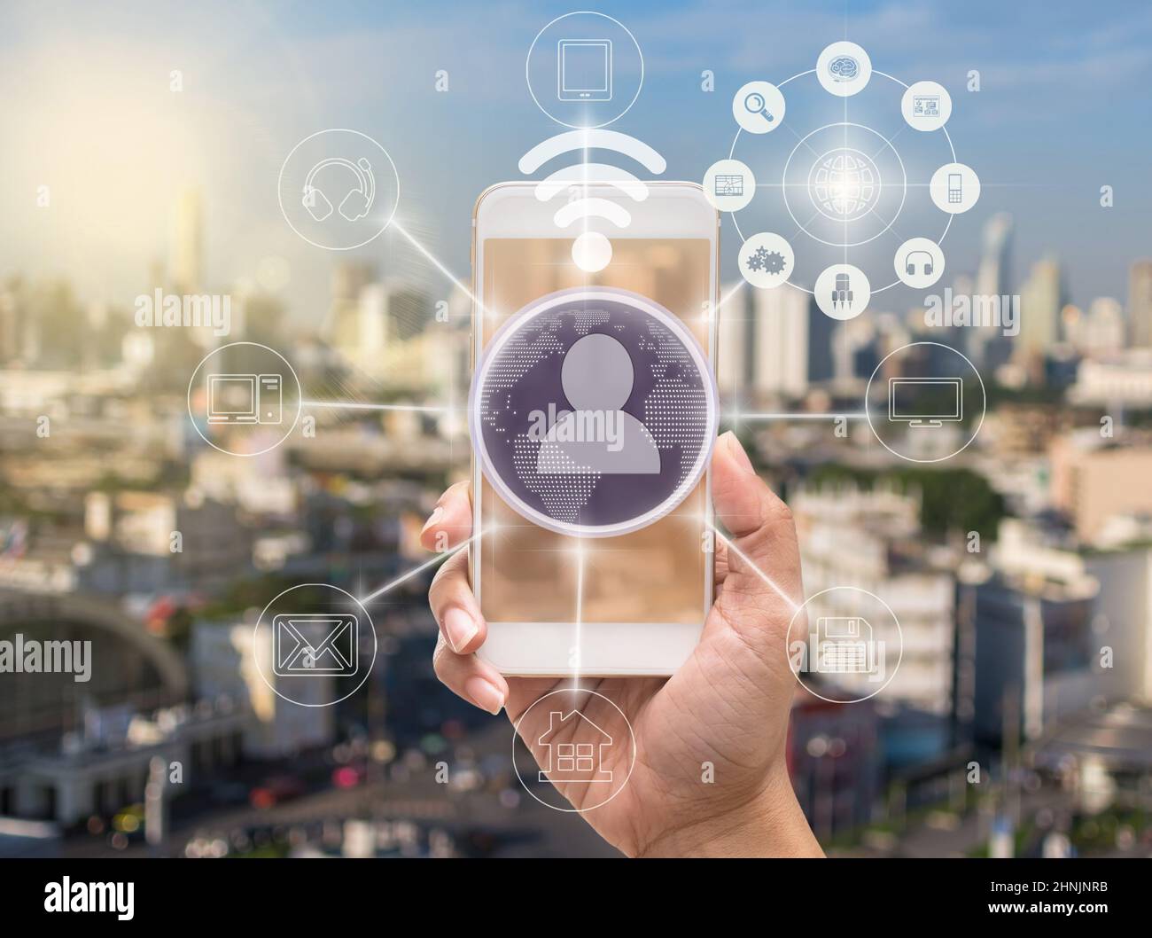 Azienda smart phone che mostra i pagamenti via cellulare e lo shopping online con moni canale su cityscape sfondo,business omni canale o multi Cha Foto Stock