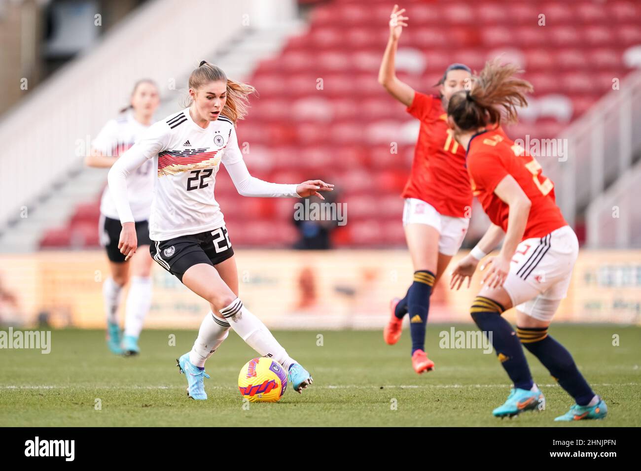 Middlesborough, Regno Unito. 17th Feb 2022. Middlesborough, Inghilterra, febbraio 17th 2022: Julie Brand (22 Germania) difende la palla durante la partita di calcio dell'Arnold Clark Cup tra Germania e Spagna al Riverside Stadium di Middlesborough, Inghilterra. Daniela Porcelli /SPP Credit: SPP Sport Press Photo. /Alamy Live News Foto Stock