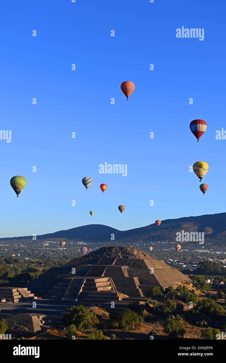 Messico, Città del Messico, veduta aerea della zona archeologica di Teotihuacán con mongolfiere all'alba sul Pyrámide Foto Stock