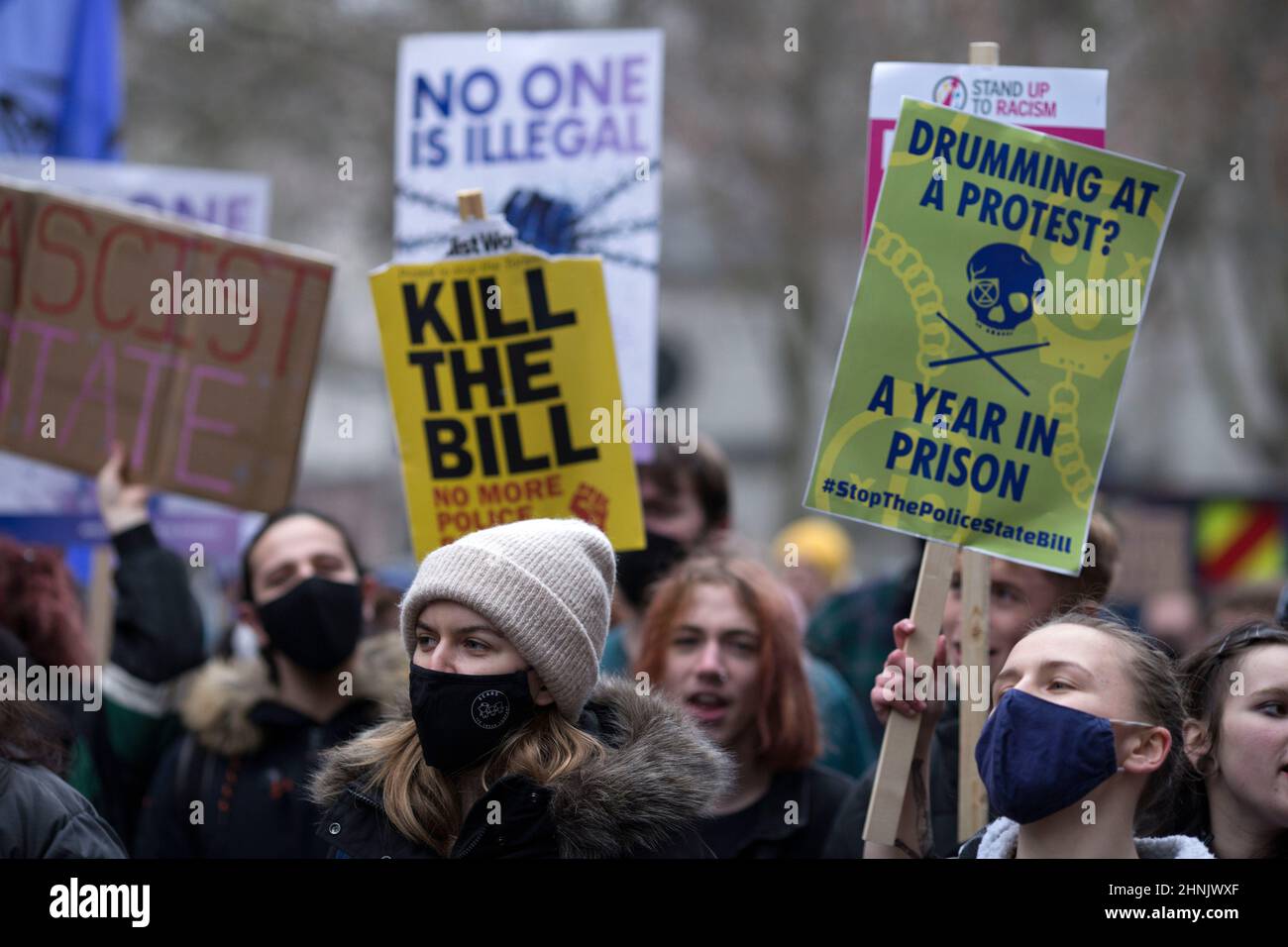 I partecipanti marciano durante un Kill la Bill contro la polizia, il crimine, la condanna e la legge dei tribunali nel centro di Londra. Foto Stock
