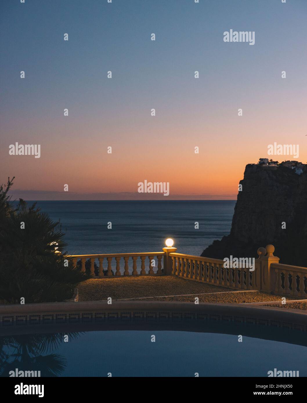 Vista sul mare Med da villa di lusso sulla costa Costa Blanca in Spagna Foto Stock