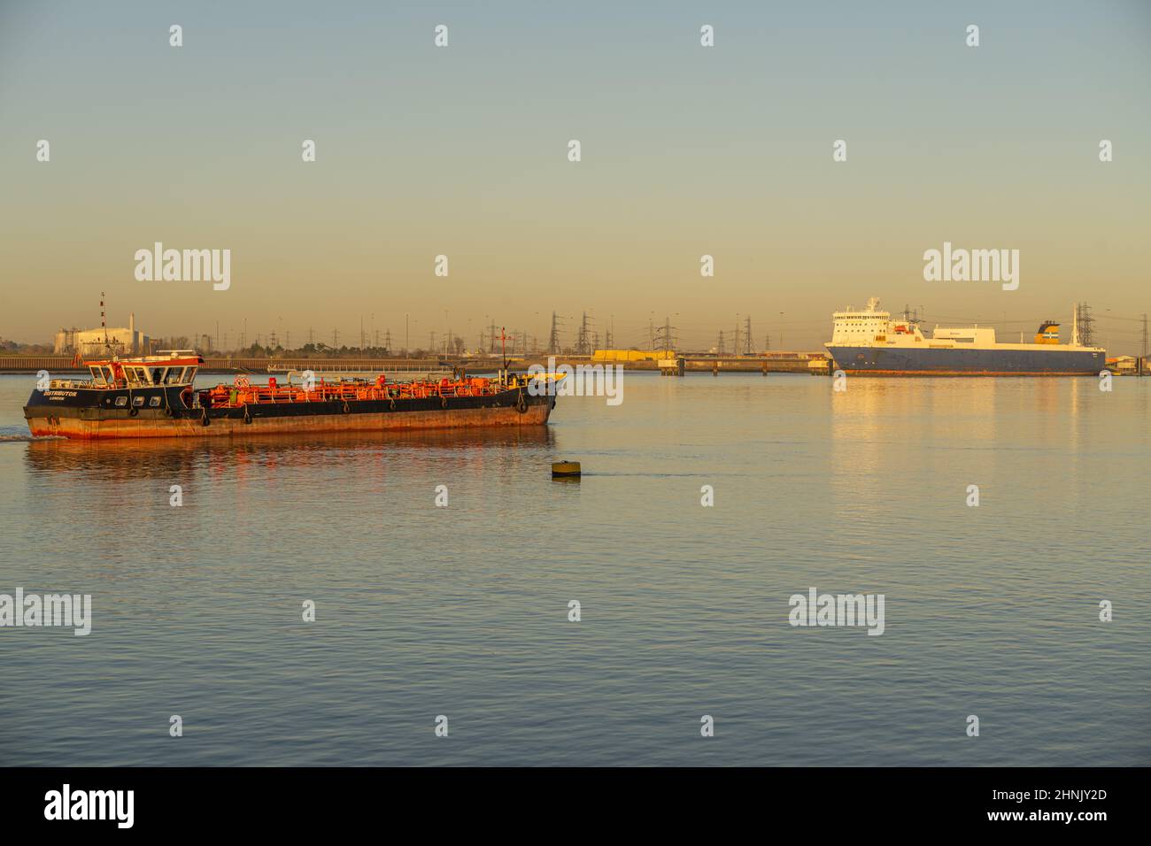Distributore una nave cisterna carburante fuori dal molo di Gravesend città con Tilbury 2 porto alle spalle Foto Stock