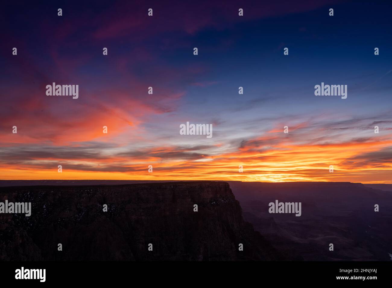 Il bordo del Grand Canyon scende sotto i colori del tramonto da Lipan Point Foto Stock