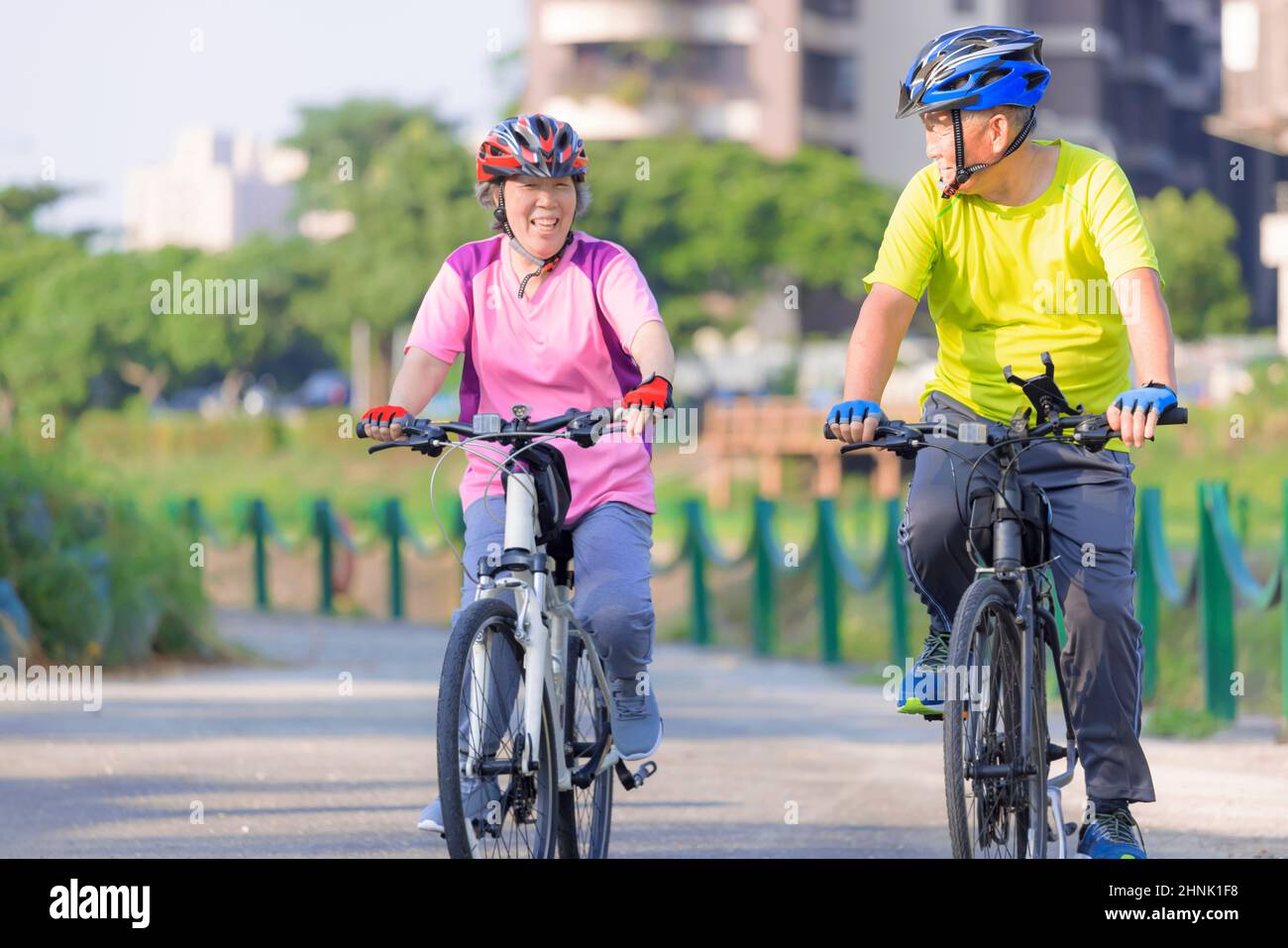 Felice coppia senior che si esercita con le biciclette nel parco Foto Stock