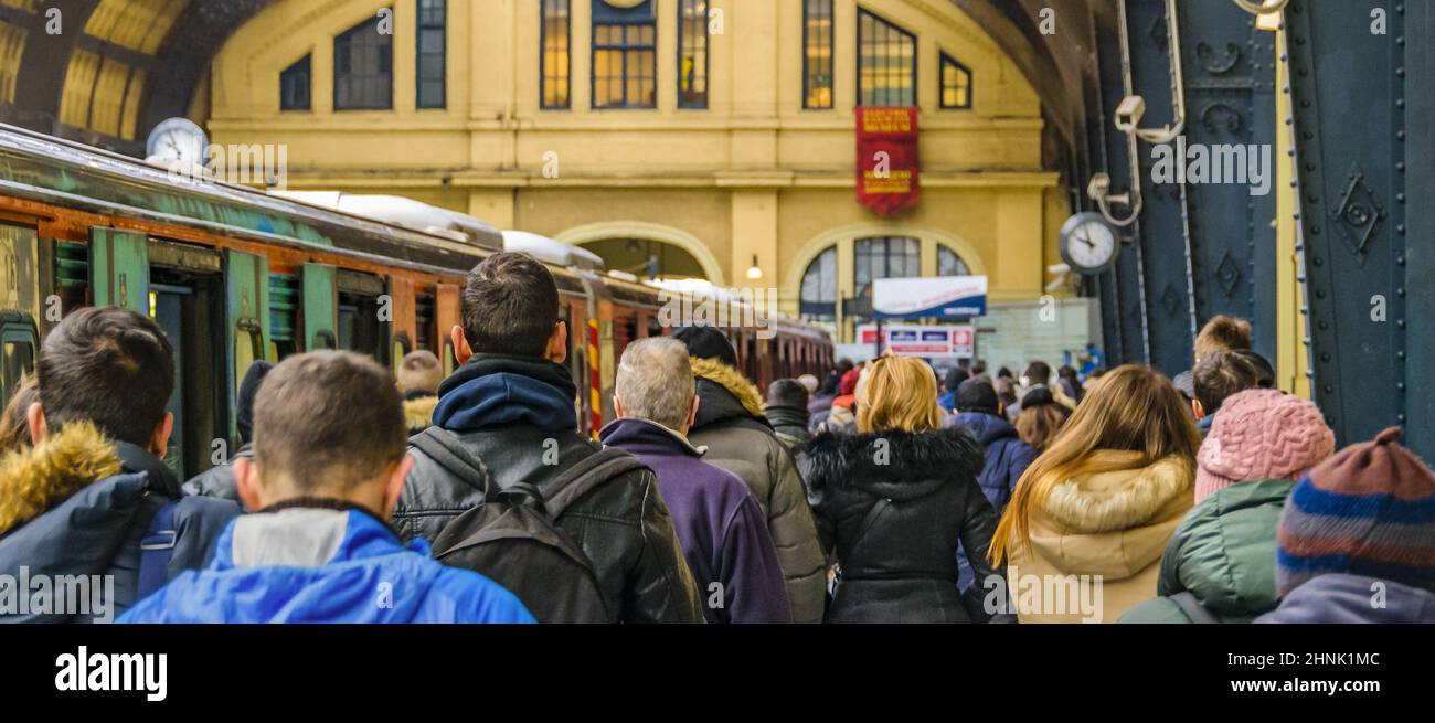 Folla alla stazione ferroviaria, Pireo City, Grecia Foto Stock