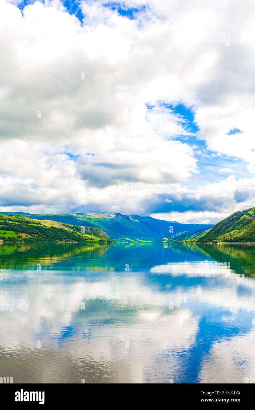 Incredibile paesaggio norvegese con colorate montagne fiordi e foreste nel Jotunheimen National Park Norvegia. Foto Stock