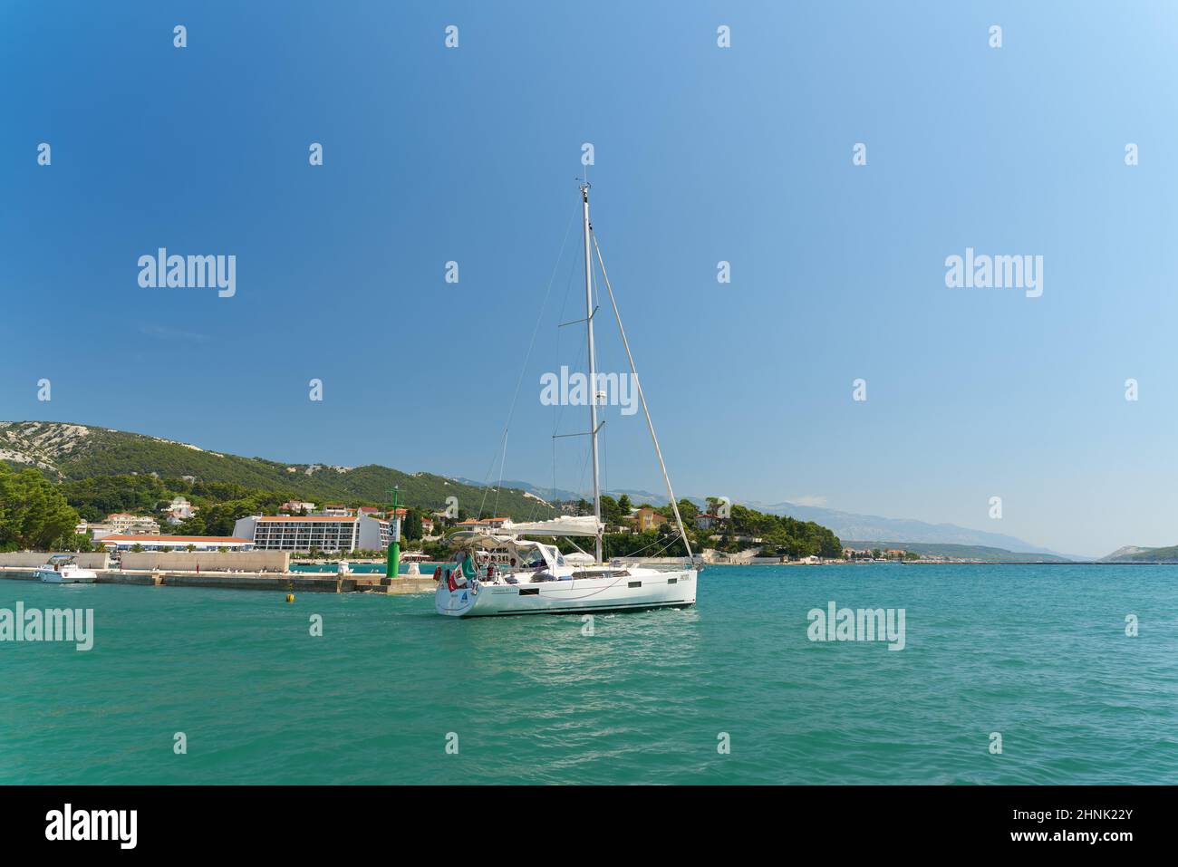 Barca a vela nel porto della città di Rab sull'isola omonima sul mare Adriatico in Croazia Foto Stock