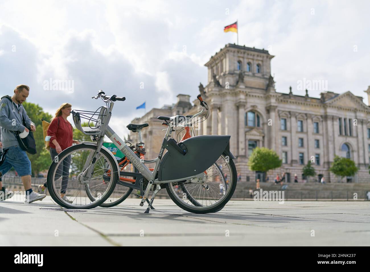 Bicicletta del sistema pubblico di noleggio biciclette della città di Berlino Nextbike nel distretto governativo. Sullo sfondo il Reichstag. Foto Stock