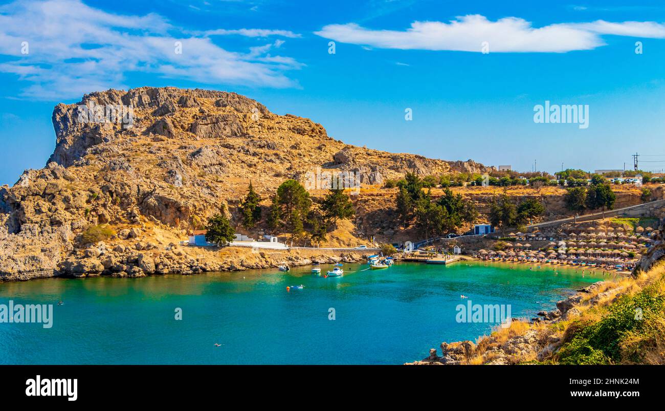 St Pauls Bay panorama con acqua limpida Lindos Rhodes Grecia. Foto Stock