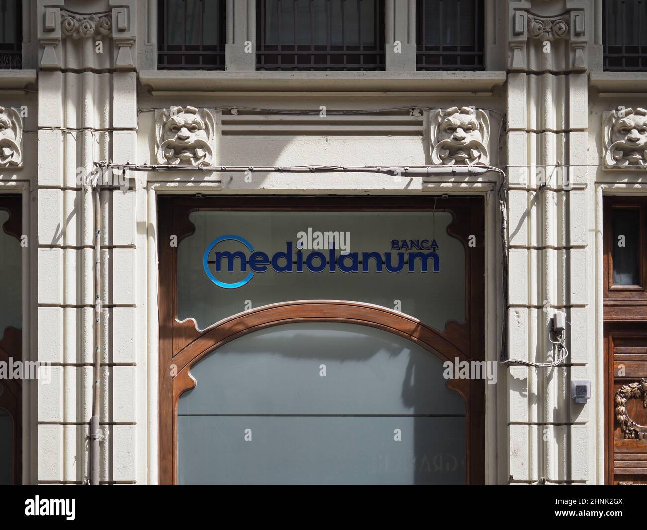 TORINO - CIRCA AGOSTO 2021: Shopfront Mediolanum Banca Foto Stock