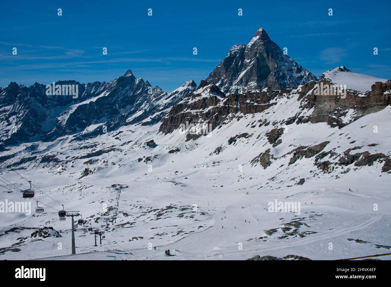 Piste da sci sotto il Cervino Foto Stock