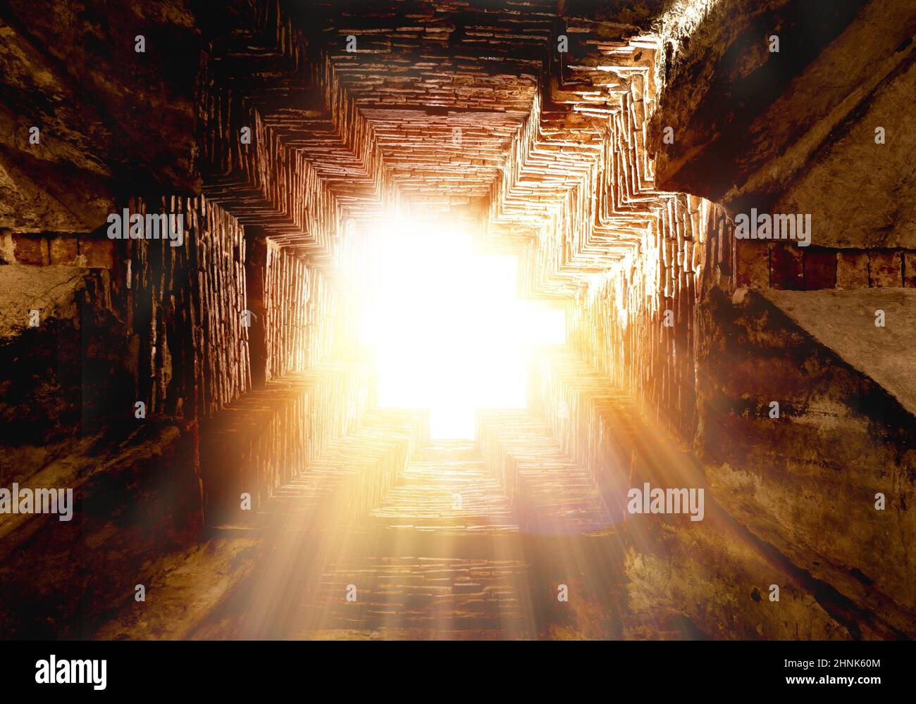 Incredibile luce dorata attraverso il foro. sole che splende attraverso il con bellissimi raggi e luplifezza lente Foto Stock