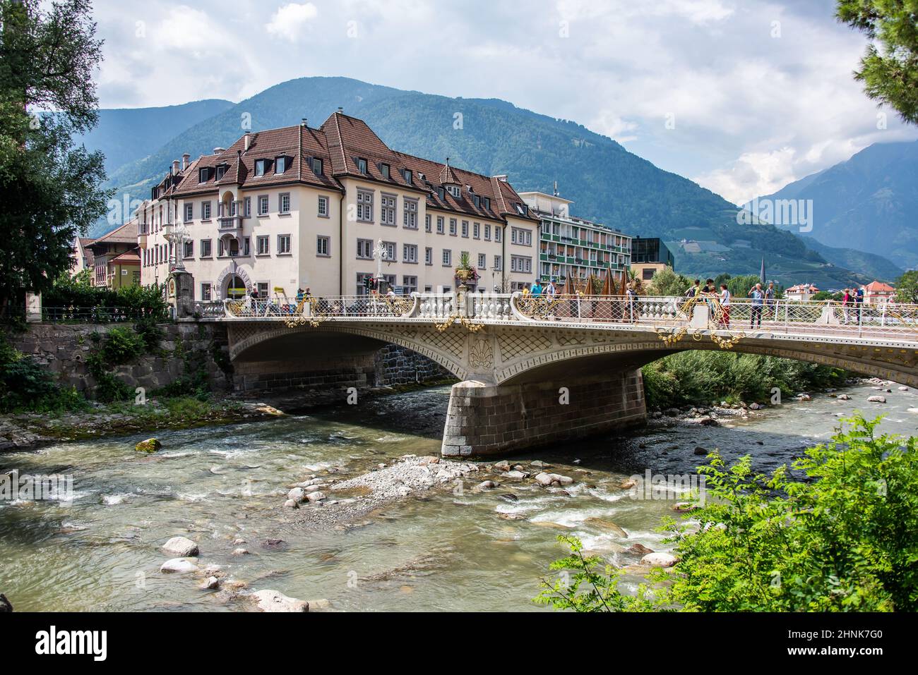 Ponte nel centro storico di Merano Foto Stock