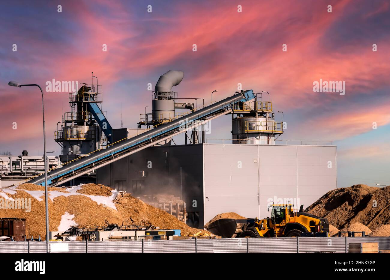 Impianto di lavorazione del legno contro il cielo. Produzione di mobili. Industria. Ecologia Foto Stock