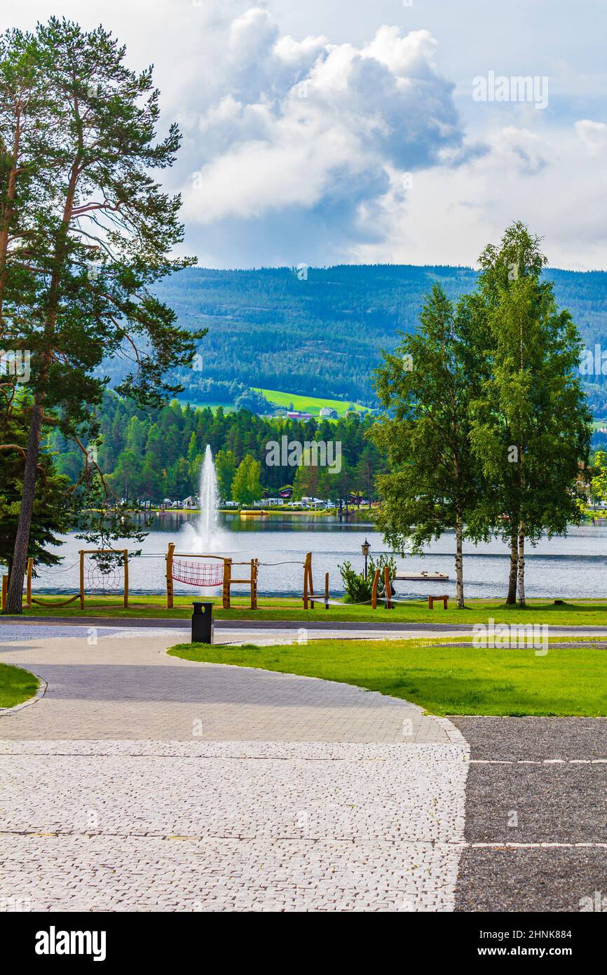 Parco e lago Strondafjorden in città Fagernes Fylke Innlandet Norvegia. Foto Stock