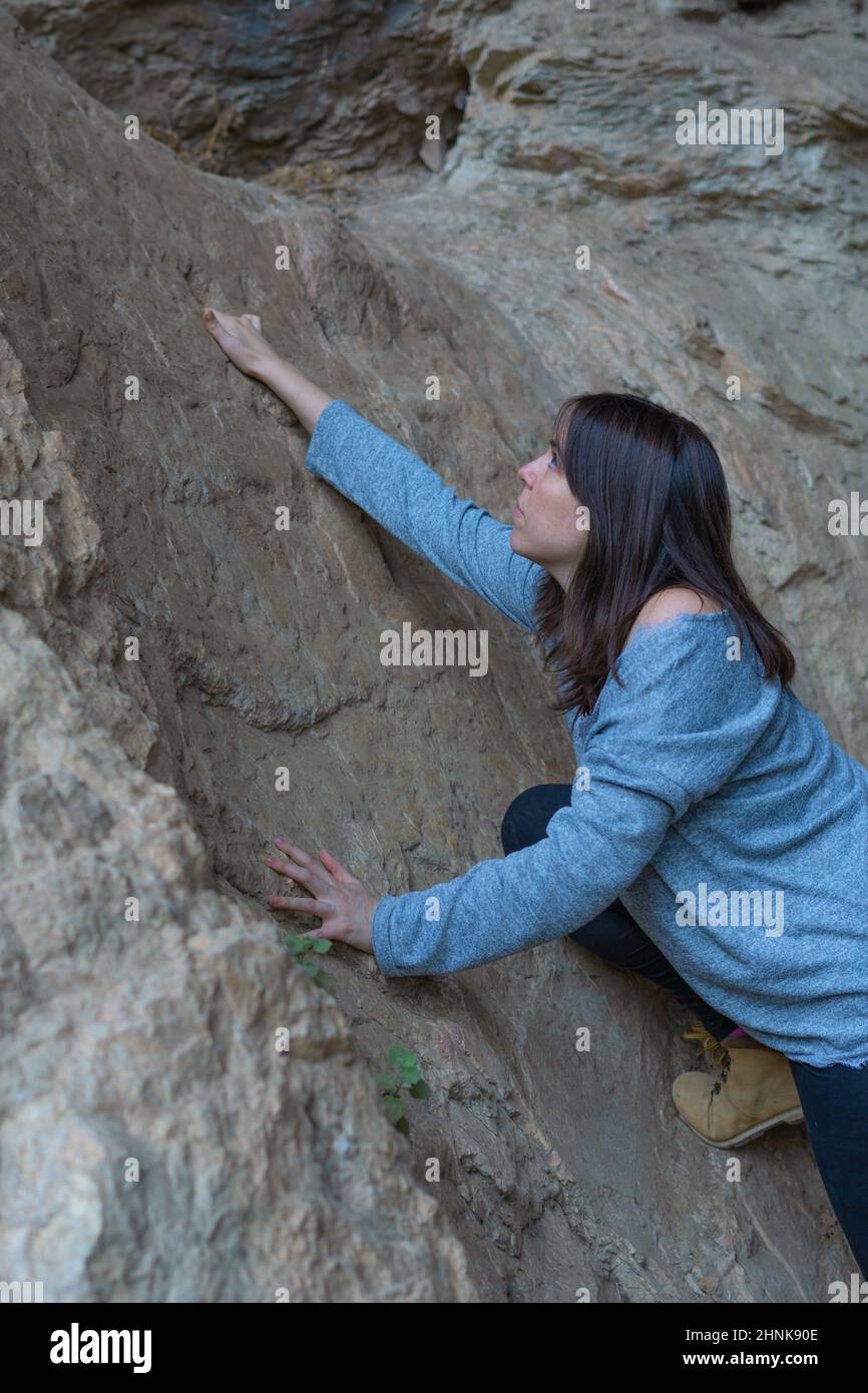 giovane donna rock climbing Foto Stock