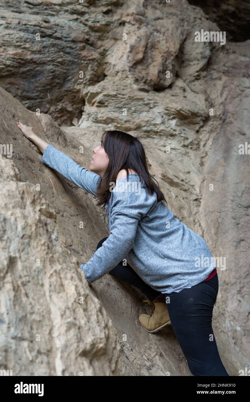 giovane donna rock climbing Foto Stock