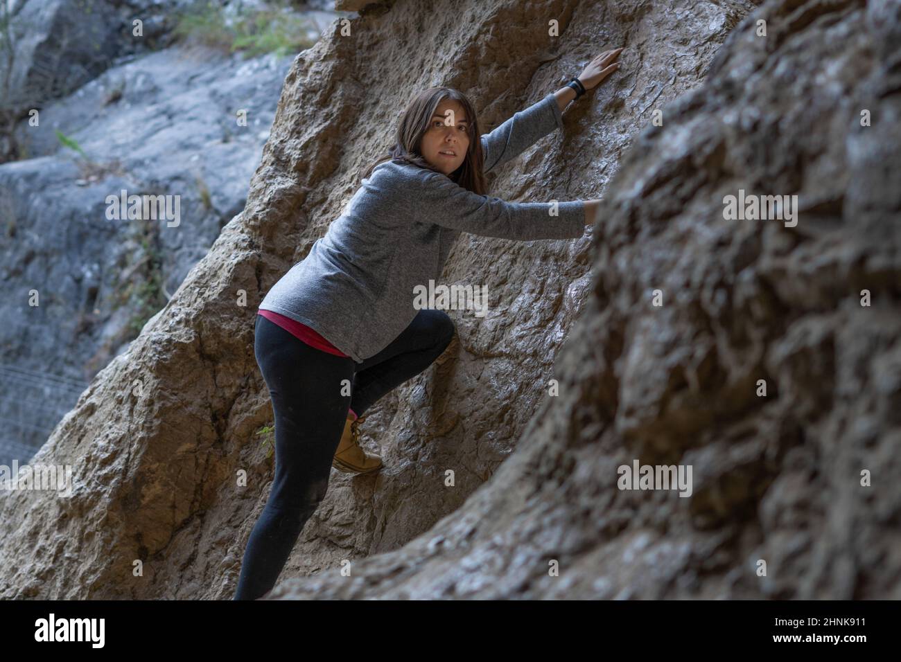 giovane donna rock climbing Foto Stock