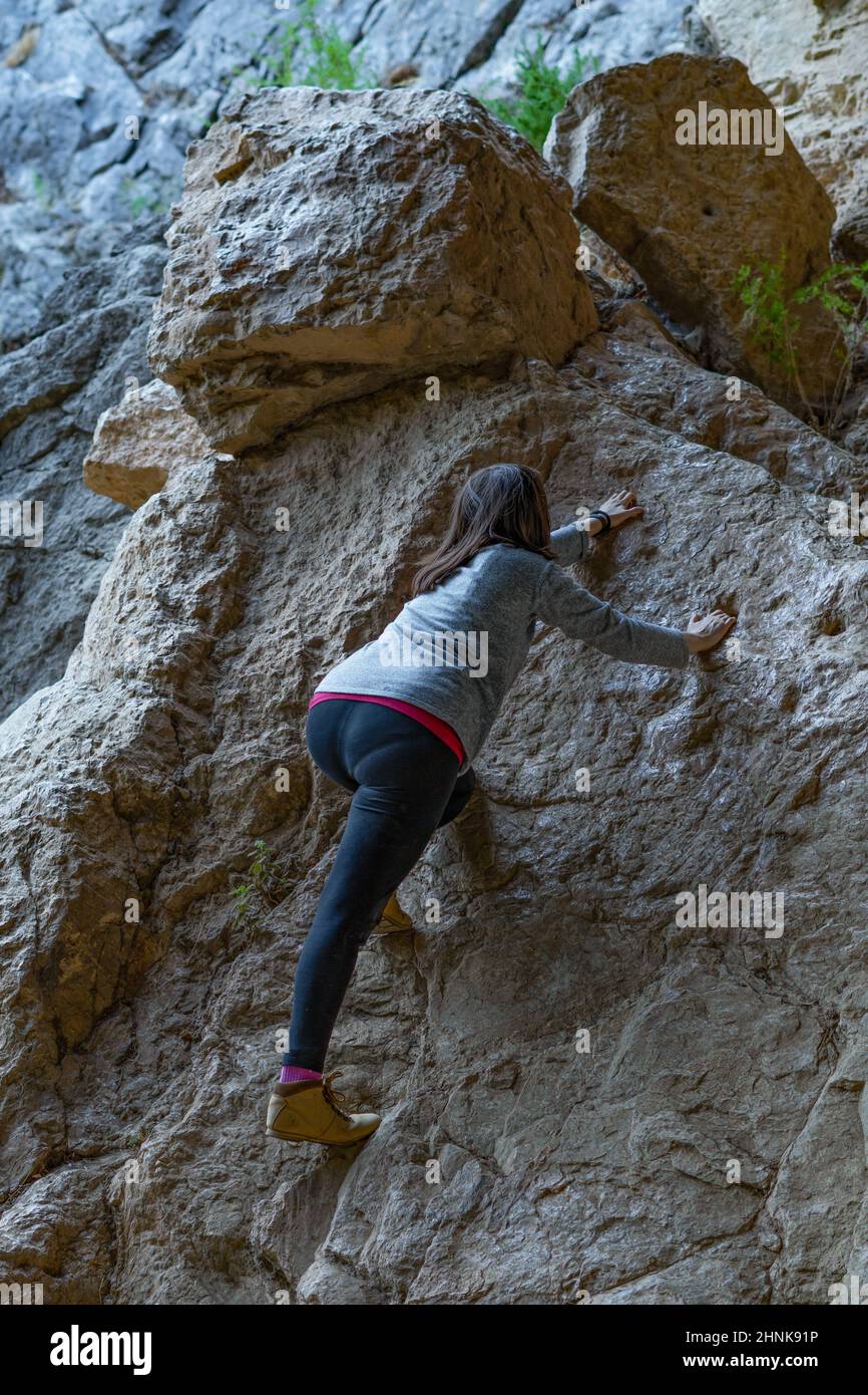 giovane donna rock climbing Foto Stock