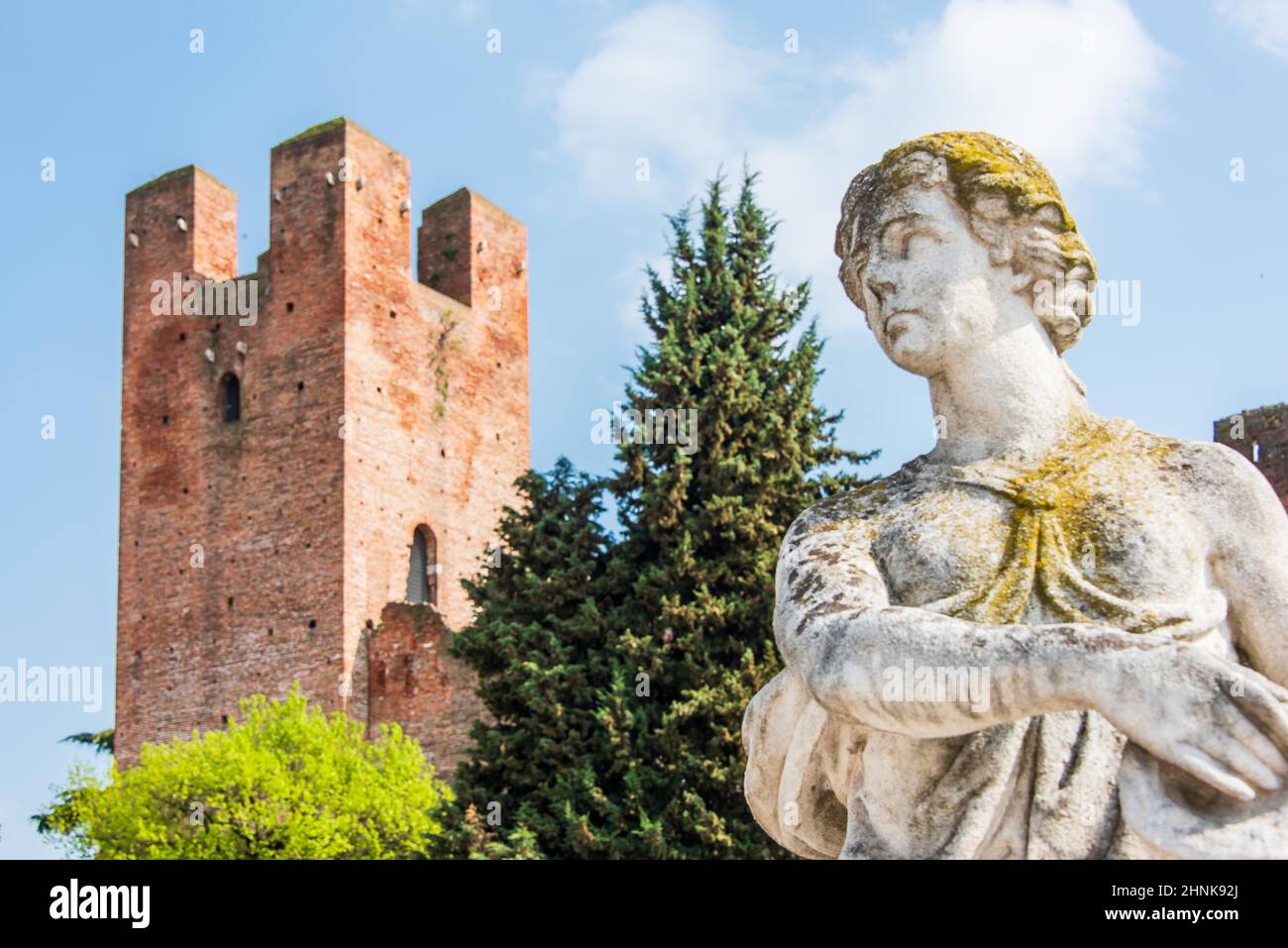 Statua e Torre di Castelfranco Veneto Foto Stock