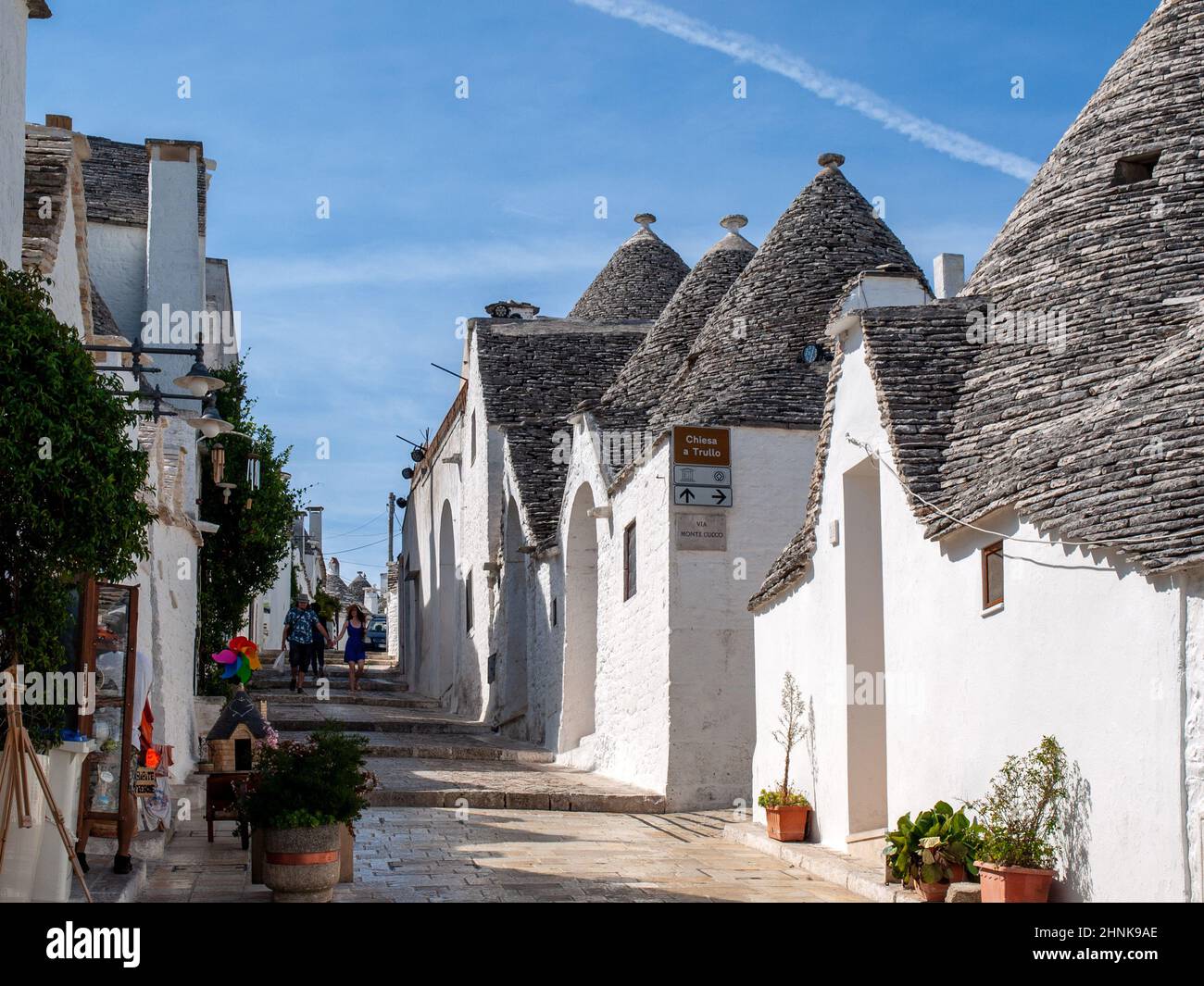 La gente visita il villaggio di Trulli ad Alberobello, Italia. Foto Stock