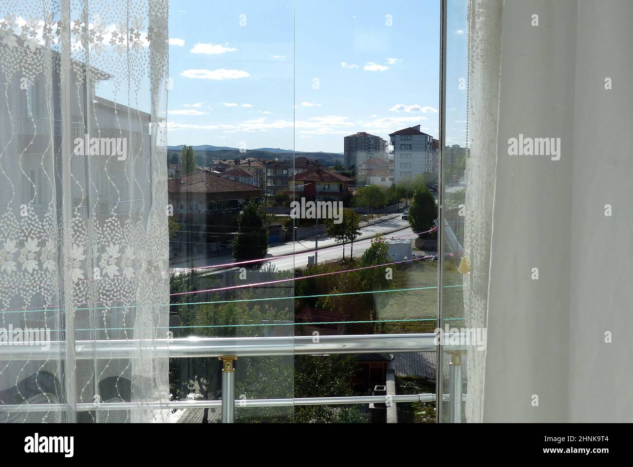 vista esterna dal balcone, vista sulla strada e sulla strada dal balcone di una casa Foto Stock
